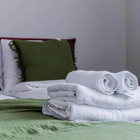 Flat In The Quiet Centre, Sleeps 6 *