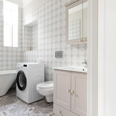 Flat In The Quiet Centre, Sleeps 6 *