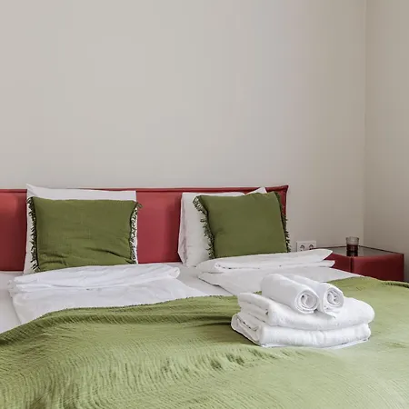 Flat In The Quiet Centre, Sleeps 6 *